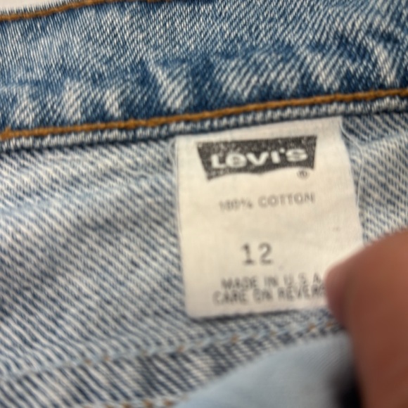 Classic Women’s Levi Blue Jeans - Picture 3 of 6